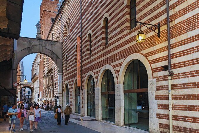 Dante in Verona: From Inferno to Paradise - From a defensive tower to a clock: old rivalry in plain sight