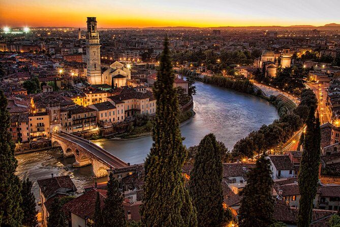 Discover the City of Romeo & Juliet: Walking Tour of Verona - Stop 1 at Casa di Giulietta: balcony photos and a fast, famous moment