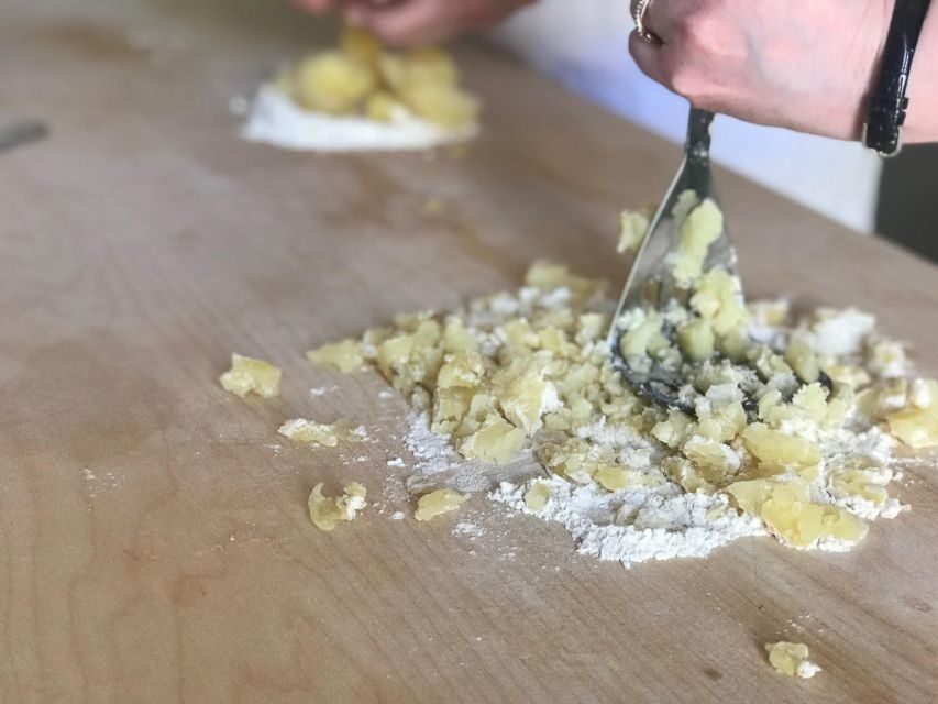 Discover the old market and make fresh pasta - The cooking lesson: hand-kneading tortellini Nodo d’amore