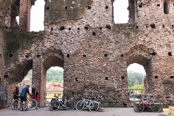 E-bike adventure among medieval castles and old villages - Scalinger Castle and the Romeo and Juliet connection