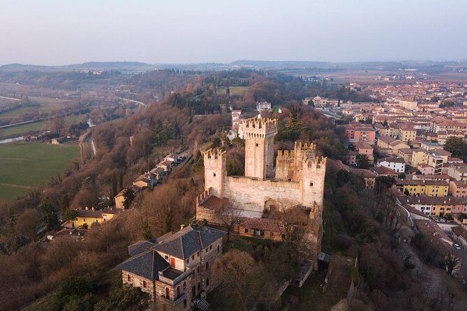 E-bike adventure among medieval castles and old villages - Ponte Visconteo di Valeggio sul Mincio: a short, ticketed photo stop