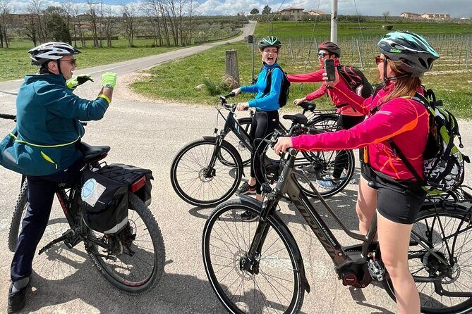 E-Bike tour with stop in the cellar in the Bardolino area - First stop in Calmasino: the wine-territory start and cellar time