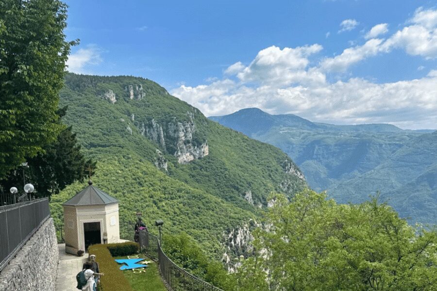 From Verona: Day tour to Madonna della Corona - Monastery Stop: The Two-Hour Window for Photos and Slow Walking