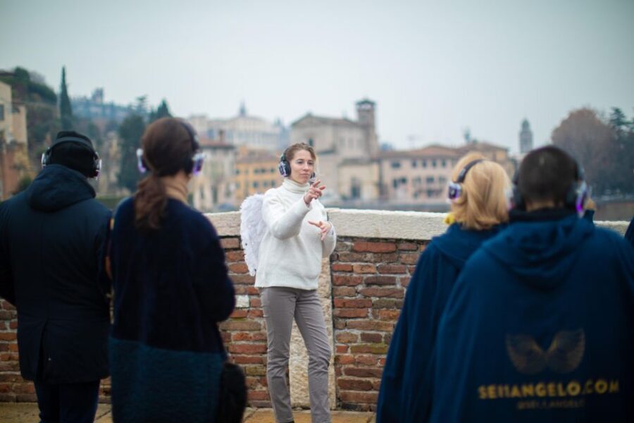 Guided Tour in the center of Verona accompanied by an Angel - Angel-led Verona: why this street show actually works