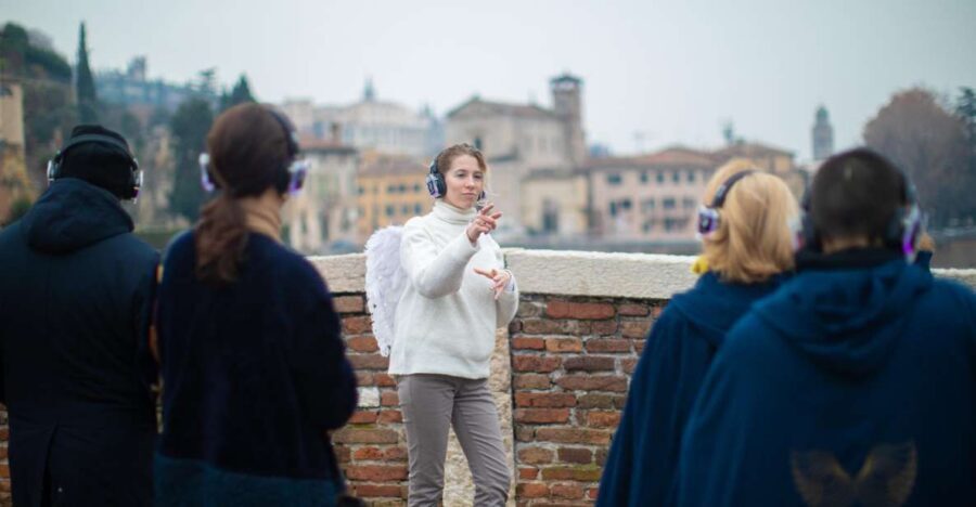 Guided Tour in the center of Verona accompanied by an Angel - Ponte Pietra: crossing the past over the river