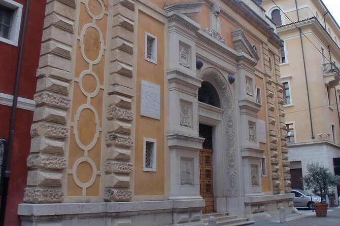 Hidden Verona at Sunset - evening walking tour - Spotting the Jewish district marks in the streets