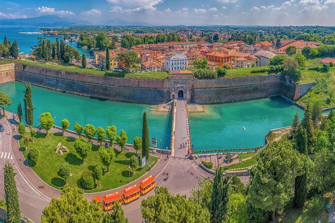 Peschiera Walking Tour- Passeggiata nella storia - From ramparts to the Austrian Empire district: what the guide helps you notice