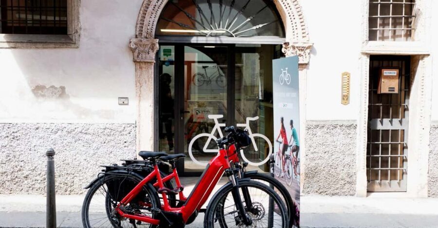 Verona Bike Tour, self-guided - Picking the right moment: setting up for a phone-led route