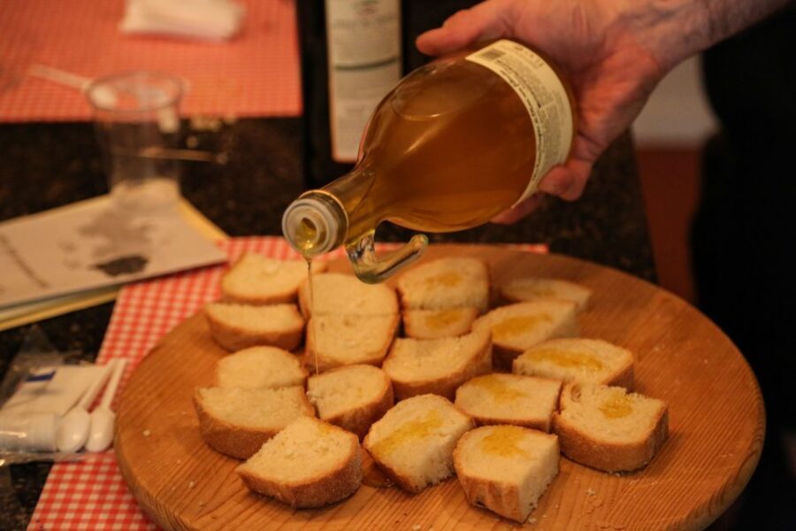 Verona centro: Olive Oil Tasting Experience - The 1-hour tasting lesson: 3 oils, bread-and-cheese pairings, and real comparisons
