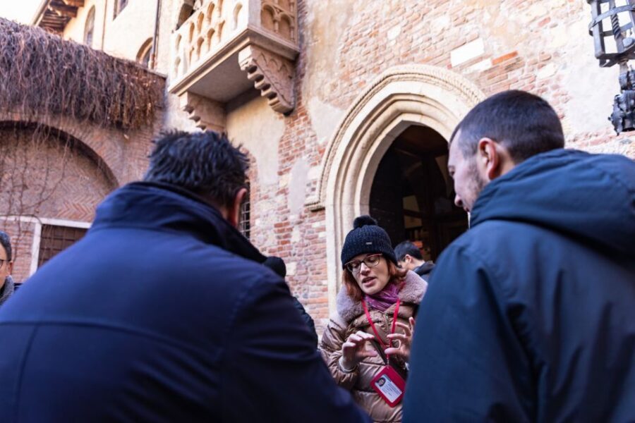 Verona: City Highlights & Street Food Walking Tour - Cappuccino and Baci di Giulietta near the Juliet moment