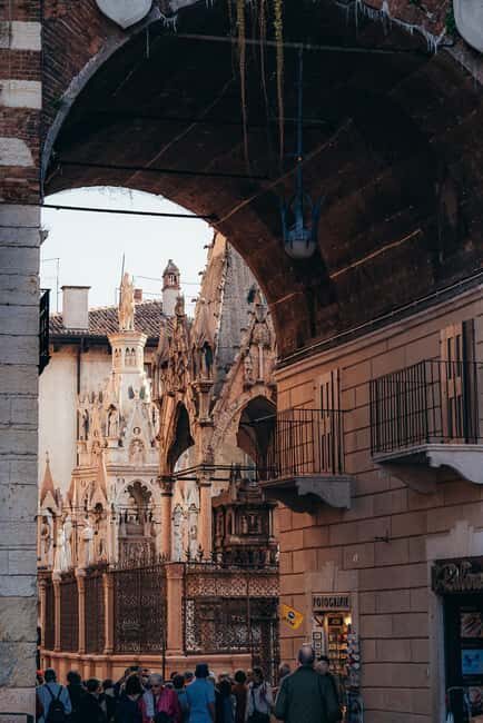 Verona: Highlights Walking Tour with Arena Priority Access - Piazza dei Signori and the Arche Scaligere: Power and Memory