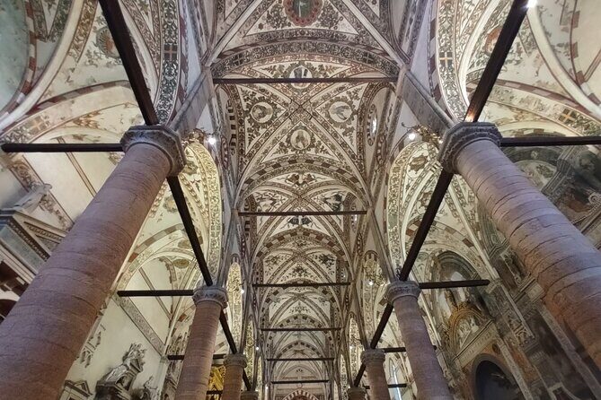 Verona Small Group Walking Tour with Cable Car and Arena Tickets - Piazza dei Signori and the Dante moment