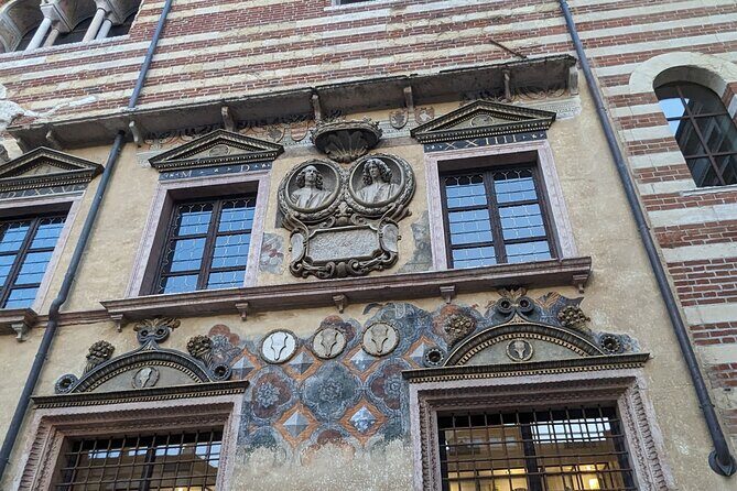 Walking Tour in Verona: 9+ Landmarks with Live Guide - The historic staircase: Medieval class lines, in stone