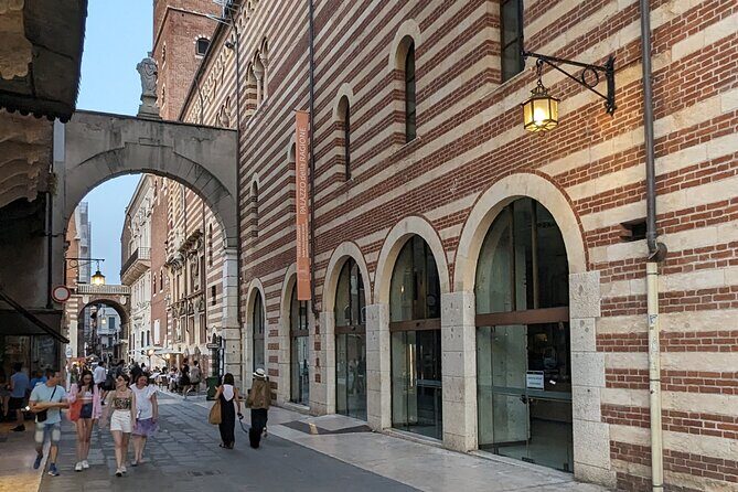 Walking Tour in Verona: 9+ Landmarks with Live Guide - Casa di Giulietta: Fast photo stop, big legend energy